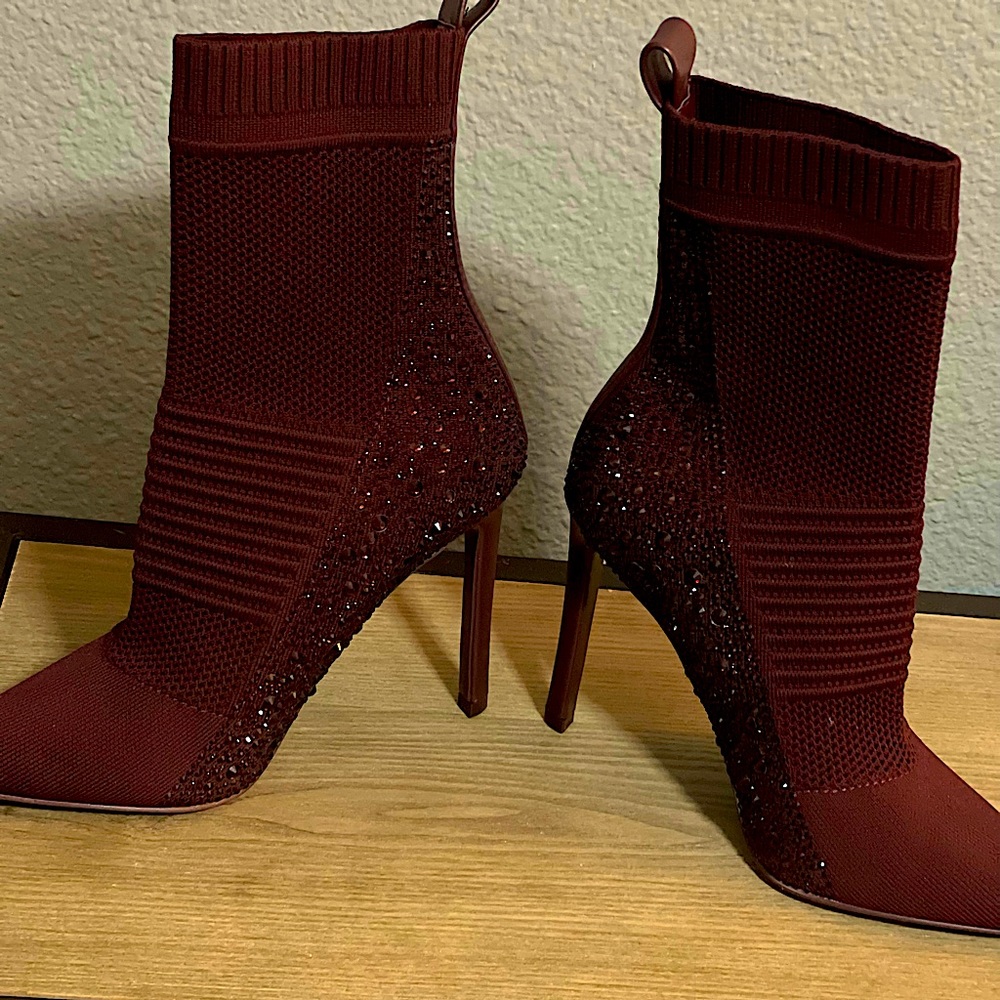 Steve Madden (sizes avail 7, 7.5 8)
Pull-on style
Color Burgundy